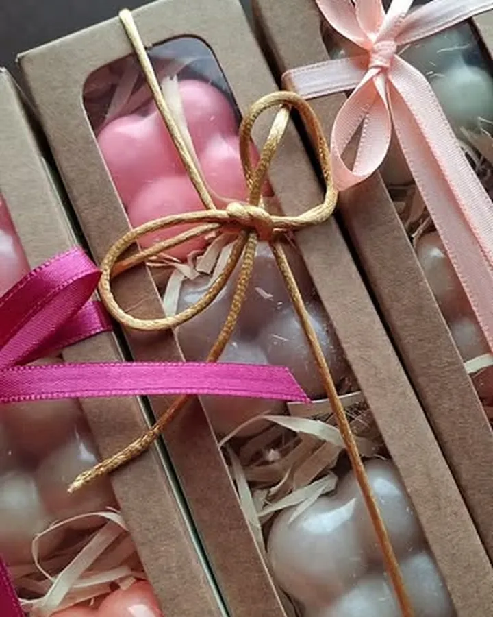 Caixas kraft com sabonetes em formato de bolhas e laços de fita