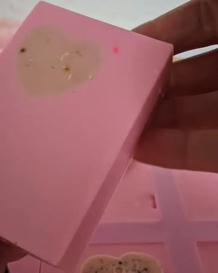 Sabonete artesanal rosa com coração