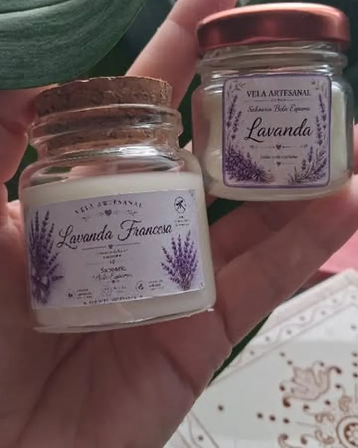Duas velas artesanais de lavanda em potes de vidro